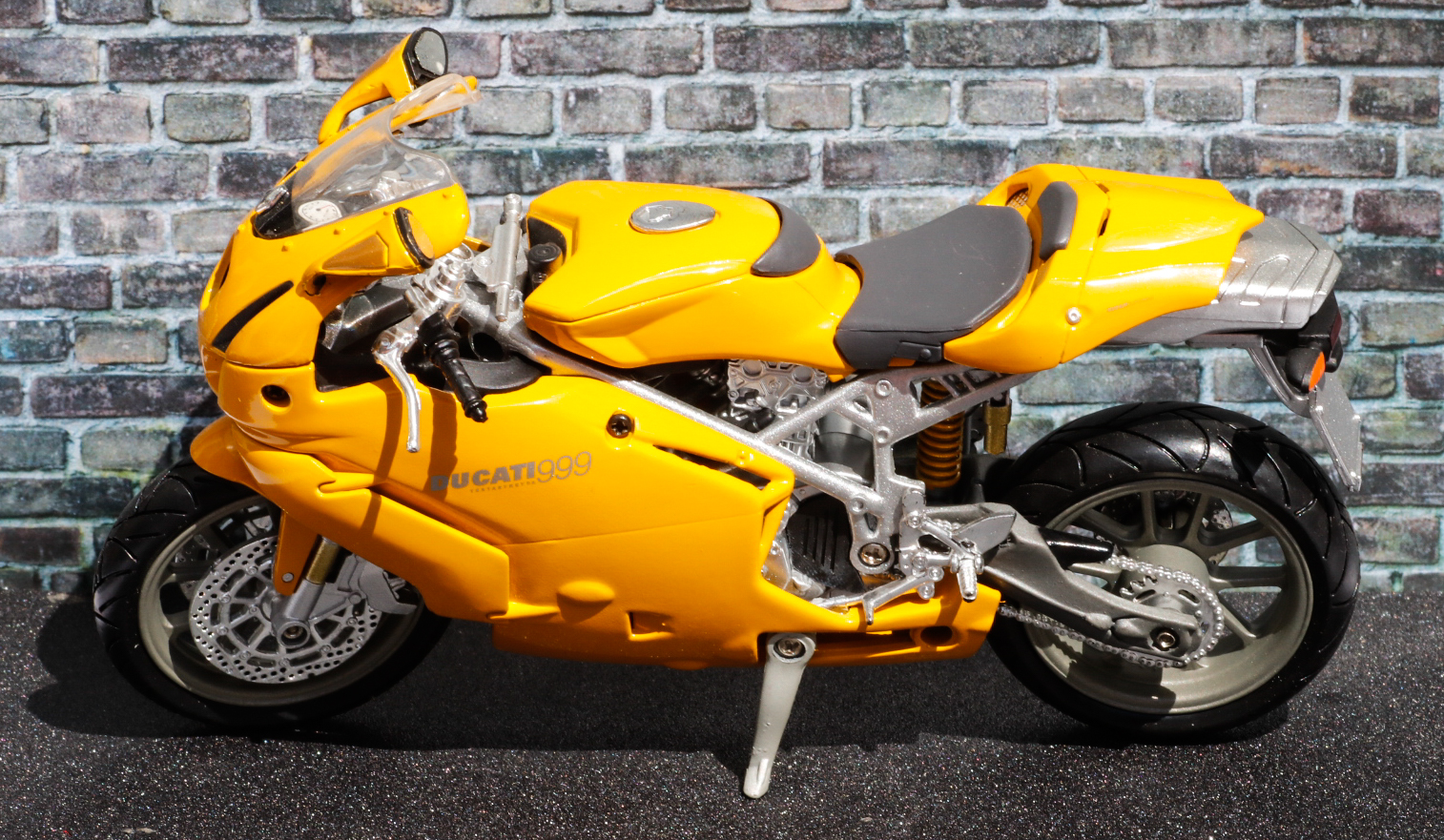 New Ray 1-12 Ducati 999